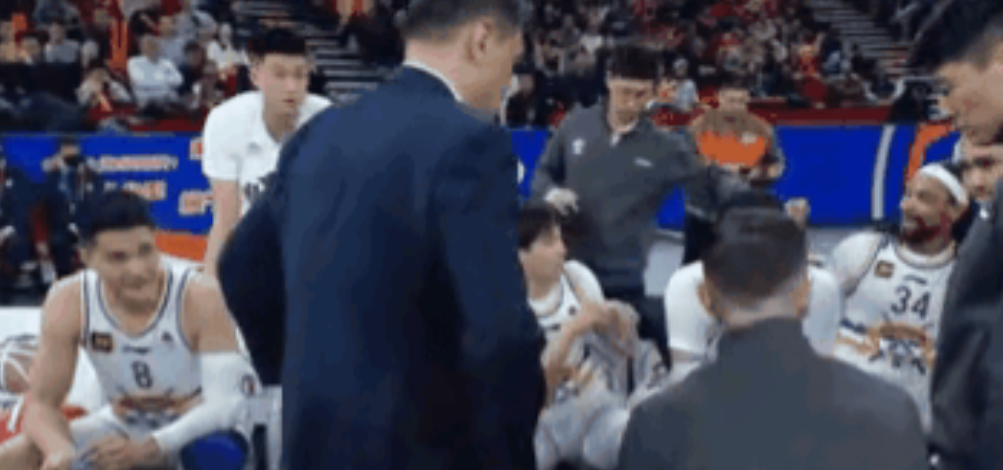曼联场边指挥情绪激动，国安队员怒摔水瓶！的简单介绍